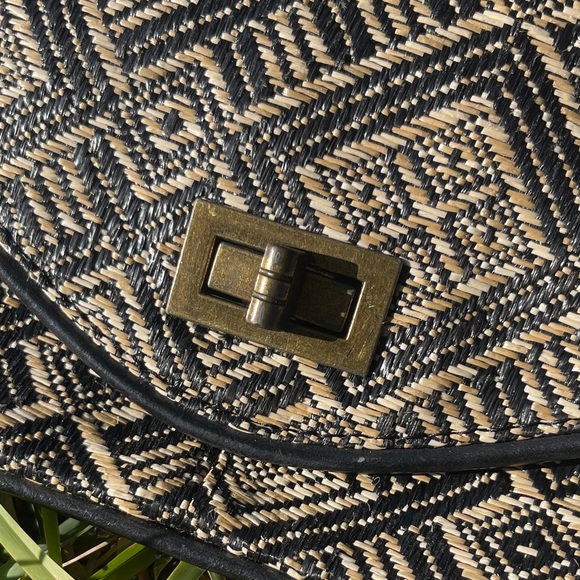 Geometric Patterned Clutch - Picture 2 of 6